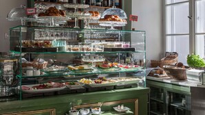 Petit déjeuner buffet servi tous les jours en supplément