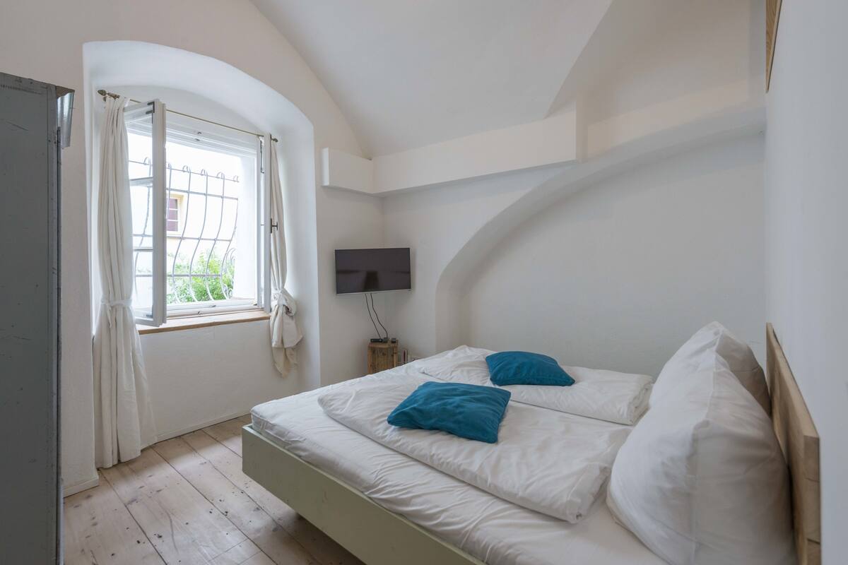Design-studio, 2 makuuhuonetta, patio, piha-alue | Vauvansängyt, lisävuoteet, ilmainen Wi-Fi, yksilöllisesti kalustettu