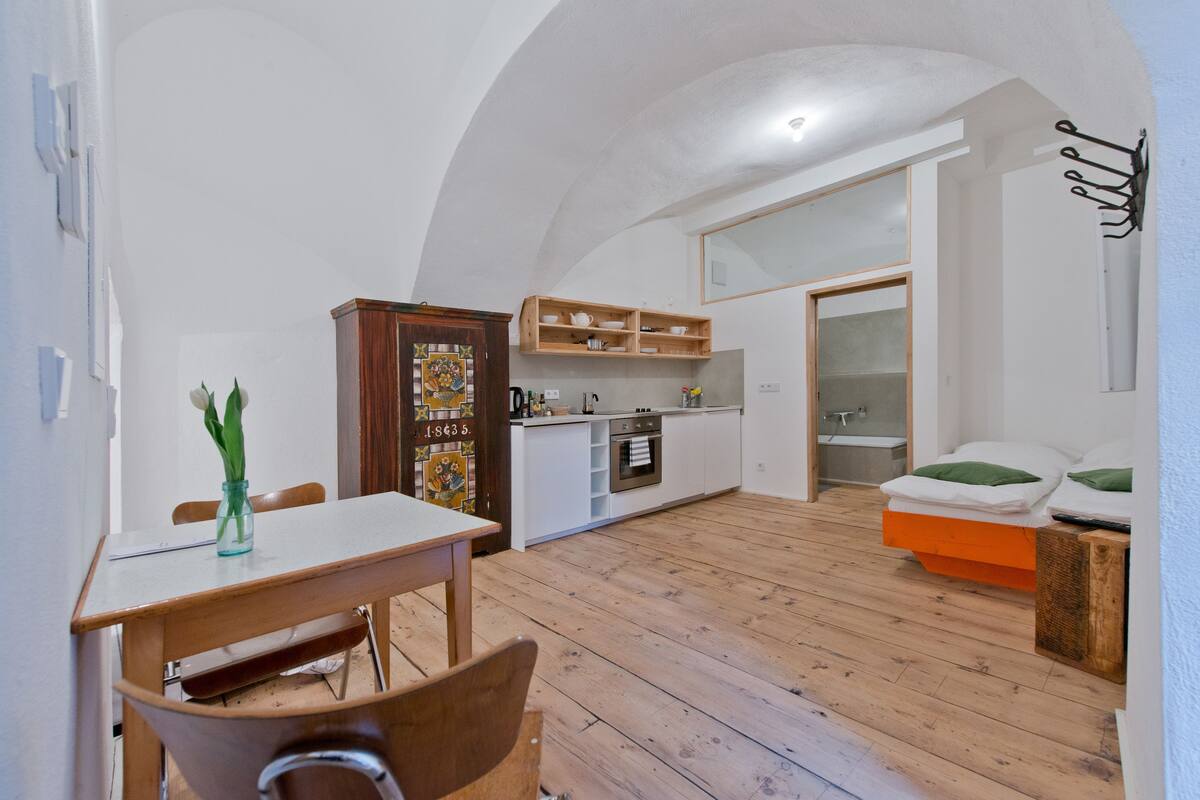 Design-studio, terassi, piha-alue | Oleskelualue | 30–tuumainen taulutelevisio, jossa satelliittikanavat