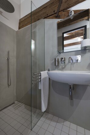 Deep soaking tub, free toiletries, hair dryer, towels - Das Hornsteiner (Passau)