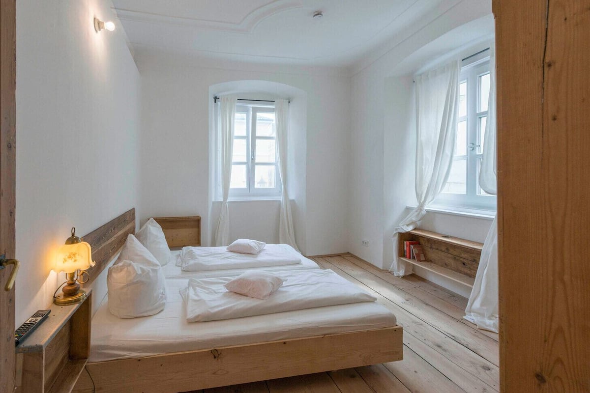 Design-huoneisto, 2 makuuhuonetta, keittiö, kaupunkinäköala | Vauvansängyt, lisävuoteet, ilmainen Wi-Fi, yksilöllisesti kalustettu