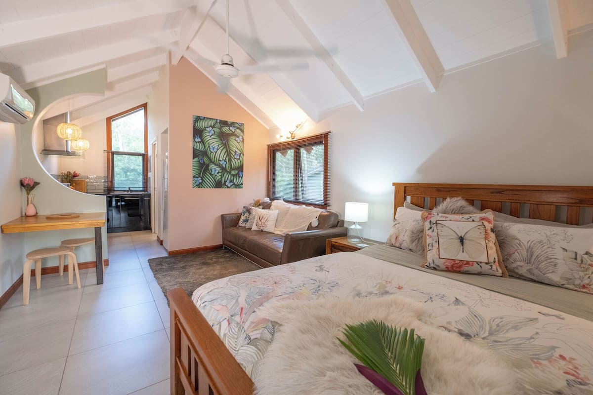 Estúdio design, 1 cama Queen, vista para o jardim, no jardim | Roupas de cama premium, cofres nos quartos, individualmente decorados