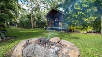 Design studio, 1 queensize bed, uitzicht op tuin, tuin | Terras