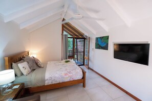 Estudio de diseñador, 1 cama Queen size, vista al jardín, en el área del jardín | Ropa de cama de alta calidad y caja de seguridad en la habitación