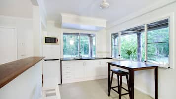 Departamento de diseñador | Cocina privada | Refrigerador con congelador, microondas y parrilla de estufa
