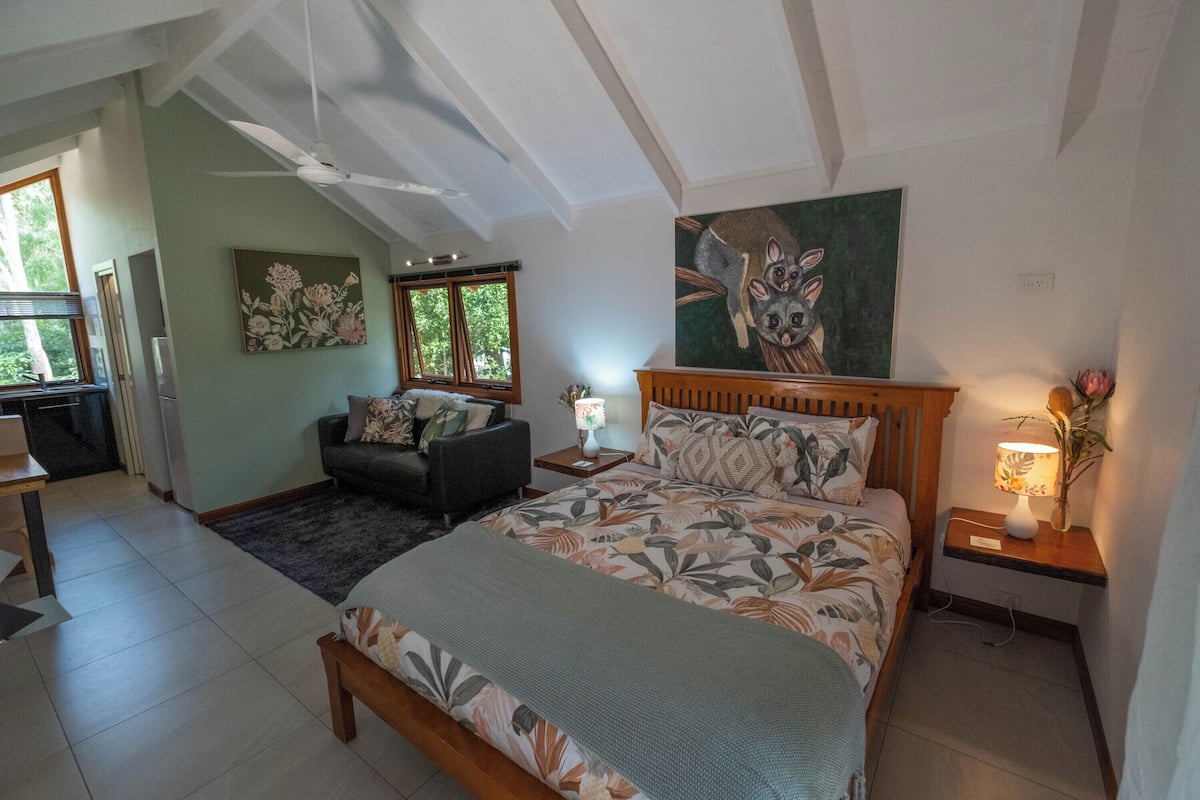Estúdio design, 1 cama Queen, sacada, vista para o jardim | Roupas de cama premium, cofres nos quartos, individualmente decorados