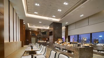 Daily buffet breakfast (CNY 88 per person)