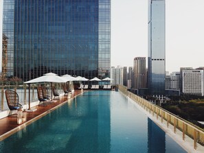 Outdoor pool, open 7:00 AM to 10:00 PM, pool loungers - Fraser Suites Shenzhen (Shenzhen)
