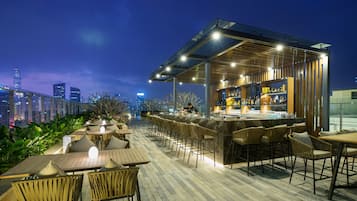 Bar au bord de la piscine