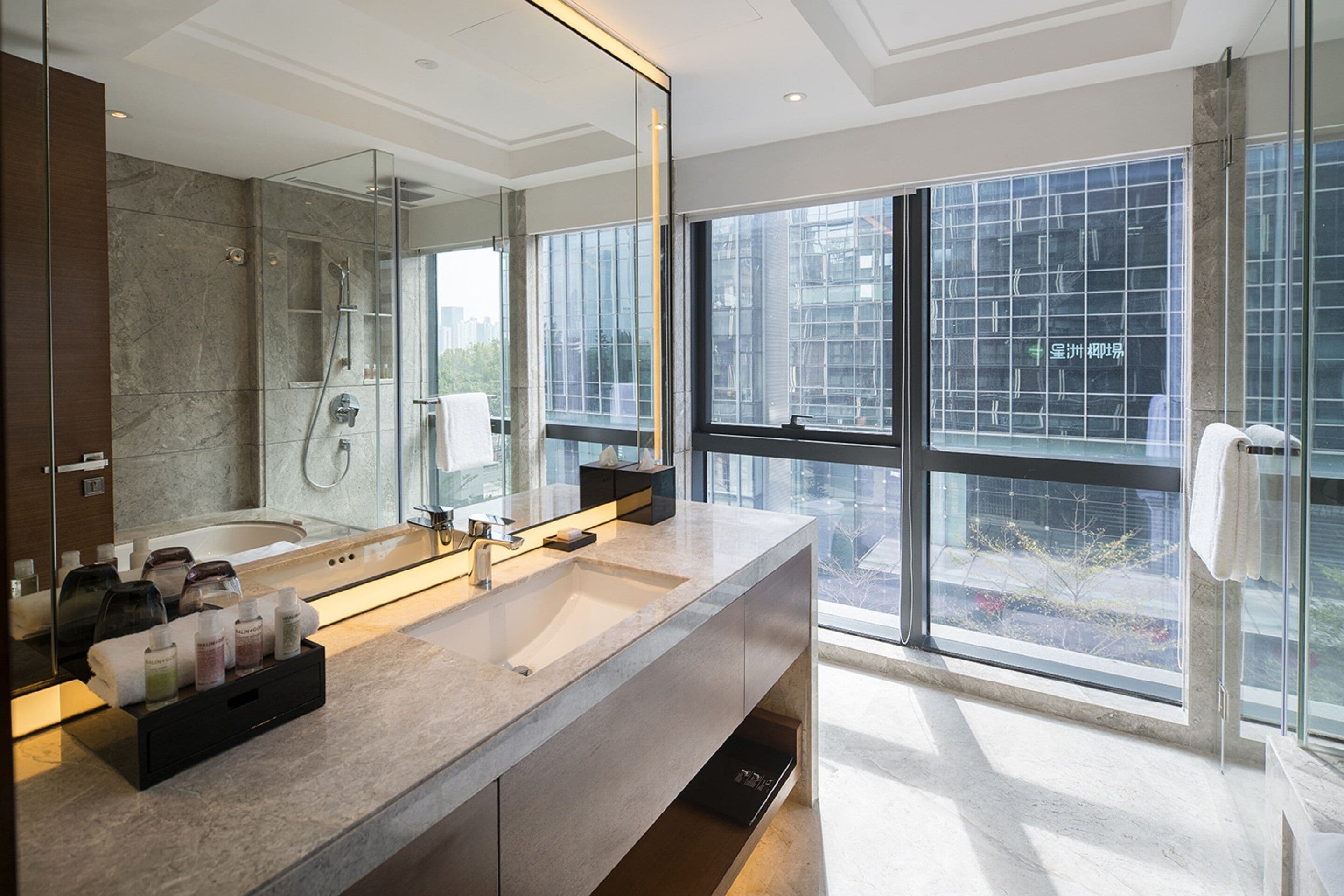 Studio Deluxe | Bathroom | Combined shower/tub, free toiletries, hair dryer, bathrobes