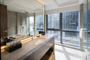 Studio Deluxe | Bathroom | Combined shower/tub, free toiletries, hair dryer, bathrobes - Fraser Suites Shenzhen (Shenzhen)
