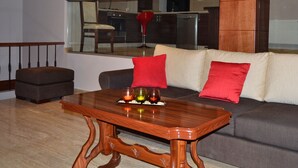 Superior Villa | Living room | Flat-screen TV, table tennis - Villadzor Apart Hotel (Tsaghkadzor)