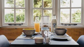 Desayuno completo gratuito y diario