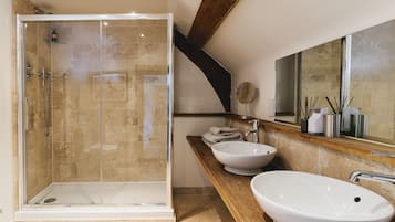 Deluxe tweepersoonskamer, 1 kingsize bed (Henry) | Badkamer | Designer toiletartikelen, een haardroger, handdoeken, zeep