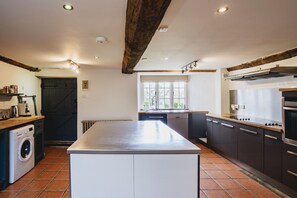 Maison Deluxe, 6 chambres, vue sur la vallée, côté jardin | Cuisine privée | Cafetière-théière, bouilloire électrique, grille-pain, chaise haute