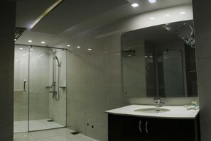 Set di cortesia gratuito, pantofole, asciugamani