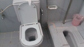 Shower, rainfall showerhead, free toiletries, bathrobes - Hotel Swat Regency (Swat)