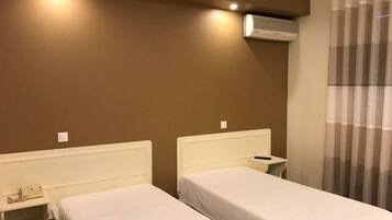 Escritorio, wifi gratis, ropa de cama