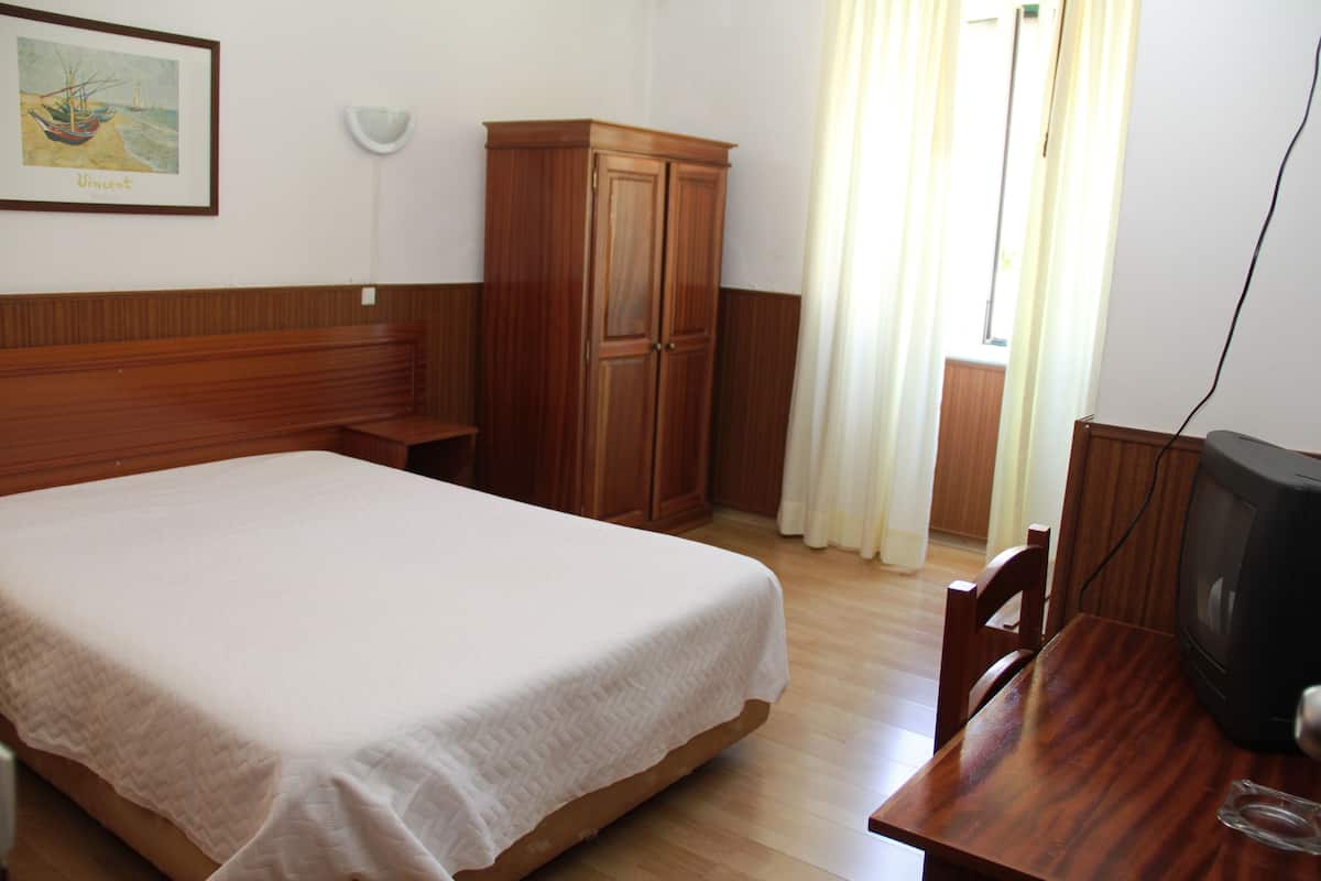 Una scrivania, Wi-Fi gratuito, lenzuola