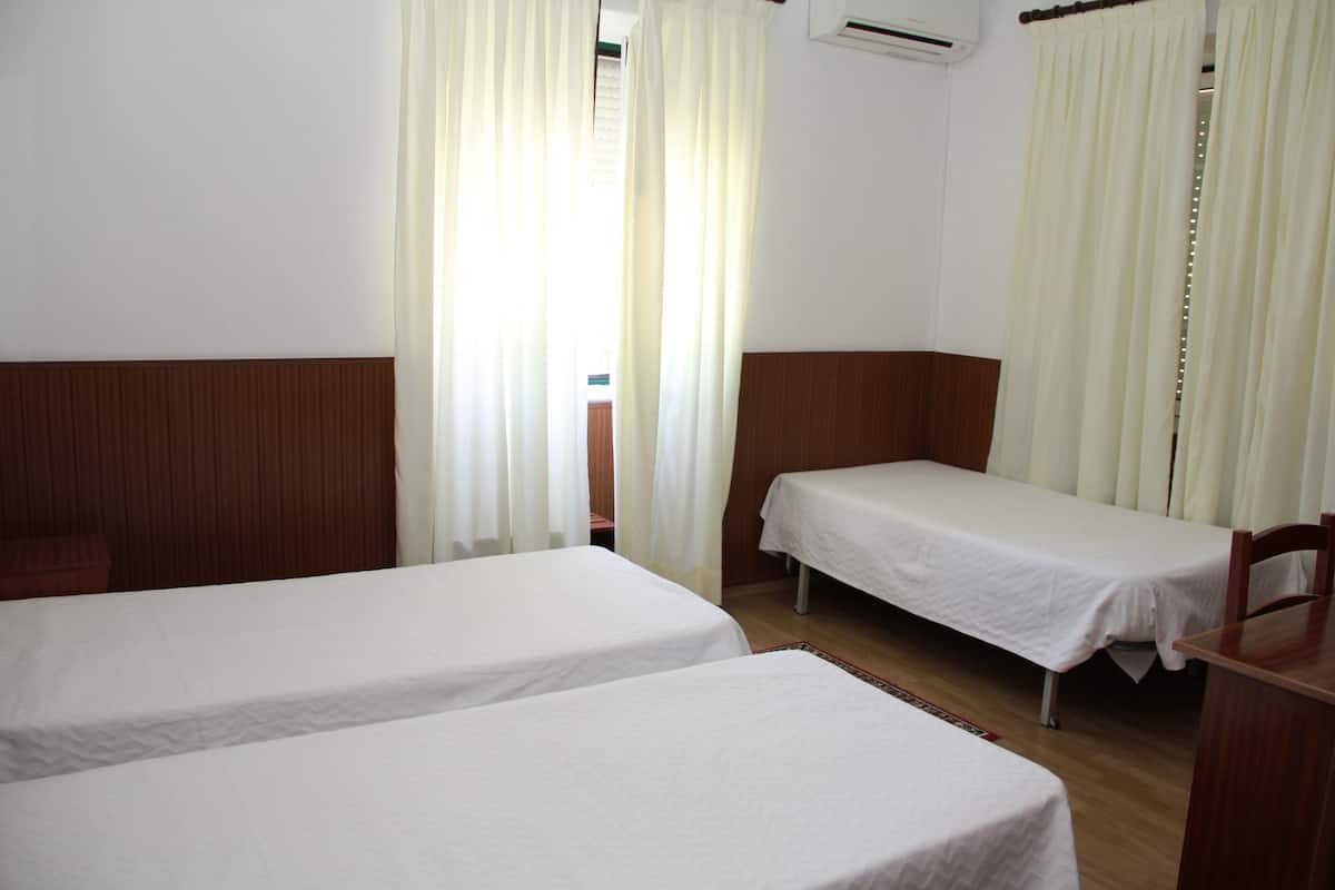 Basic Triple Room | Meja, Wi-fi percuma, cadar katil 