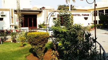 المنشأة من الخارج