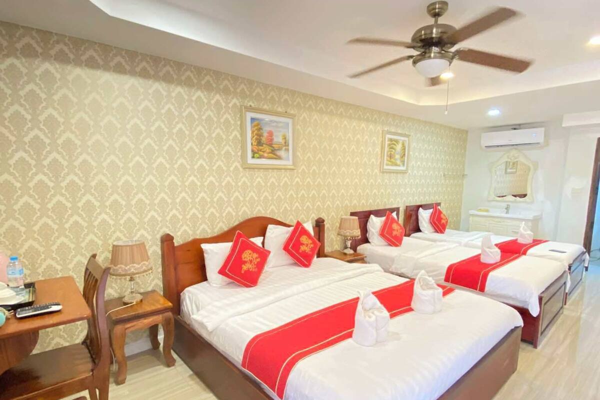 Family Room with Terrace River View | Bar mini, peti besi dalam bilik, meja, kalis bunyi 