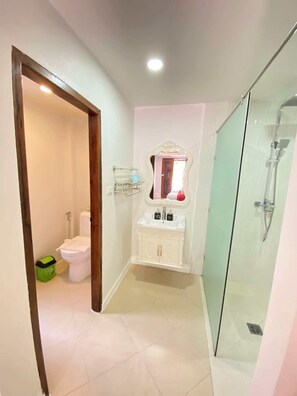 Shower, free toiletries, hair dryer, bathrobes - Golden Lotus Namkhan View (Luang Prabang)