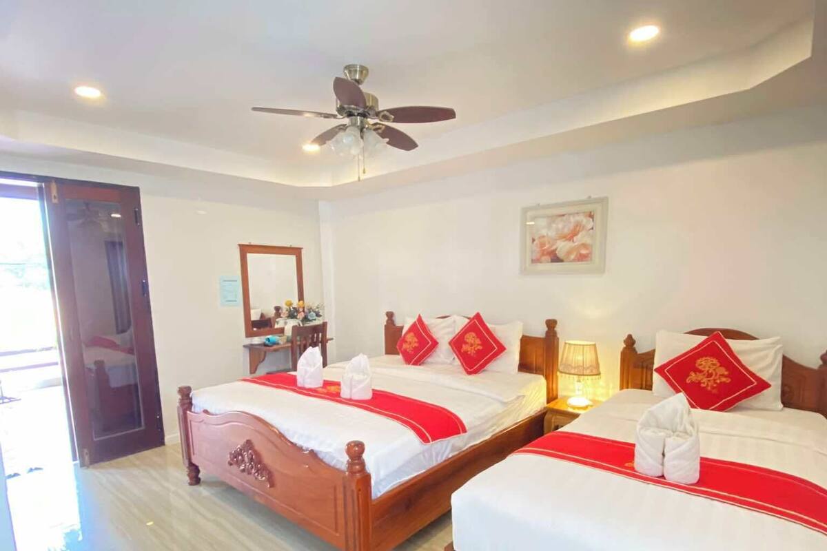 Superior Triple Room with Terrace River View | Bar mini, peti besi dalam bilik, meja, kalis bunyi 