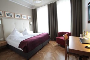 Kamar Double Comfort | Seprai premium, brankas, meja kerja, dan kedap suara