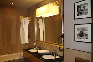 Apartamento, 2 camas de matrimonio | Baño | Artículos de higiene personal gratuitos, secador de pelo y toallas