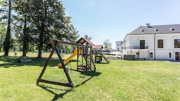 Children’s play area – outdoor