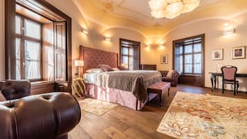 Maria Theresia Apartment | Living area | Flat-screen TV