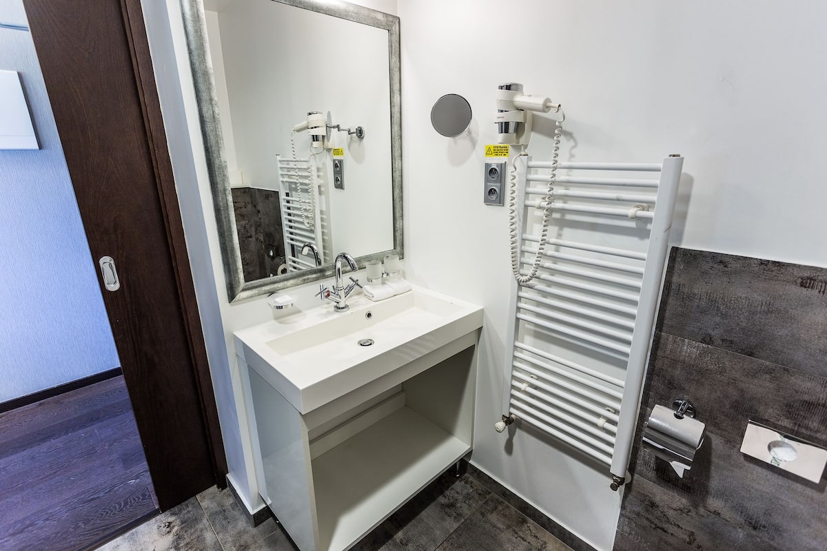 comfort double or twin room | bathroom | jetted bath, free toiletries, hair dryer, bathrobes