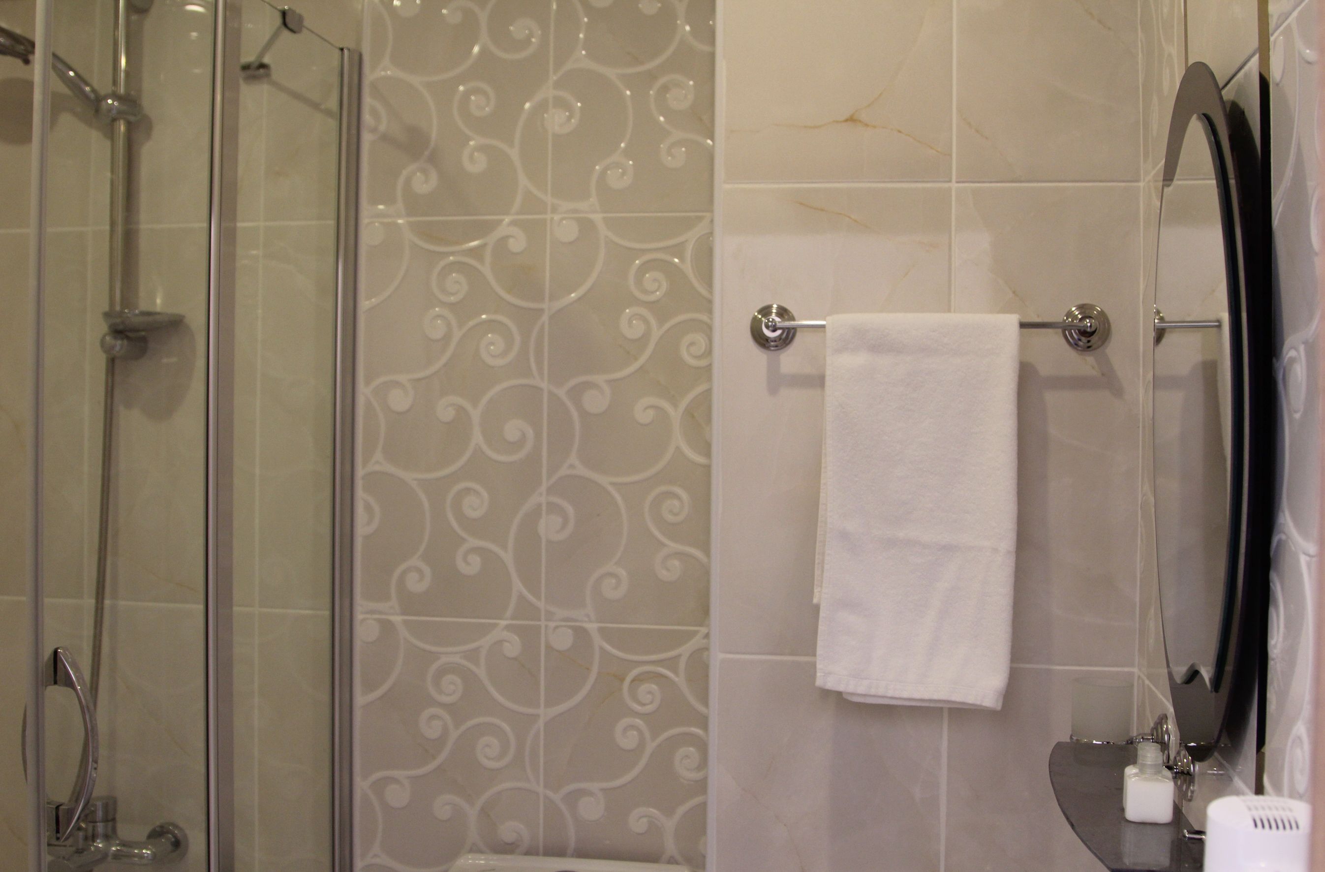 standard double or twin room | bathroom | shower, free toiletries, hair dryer, slippers