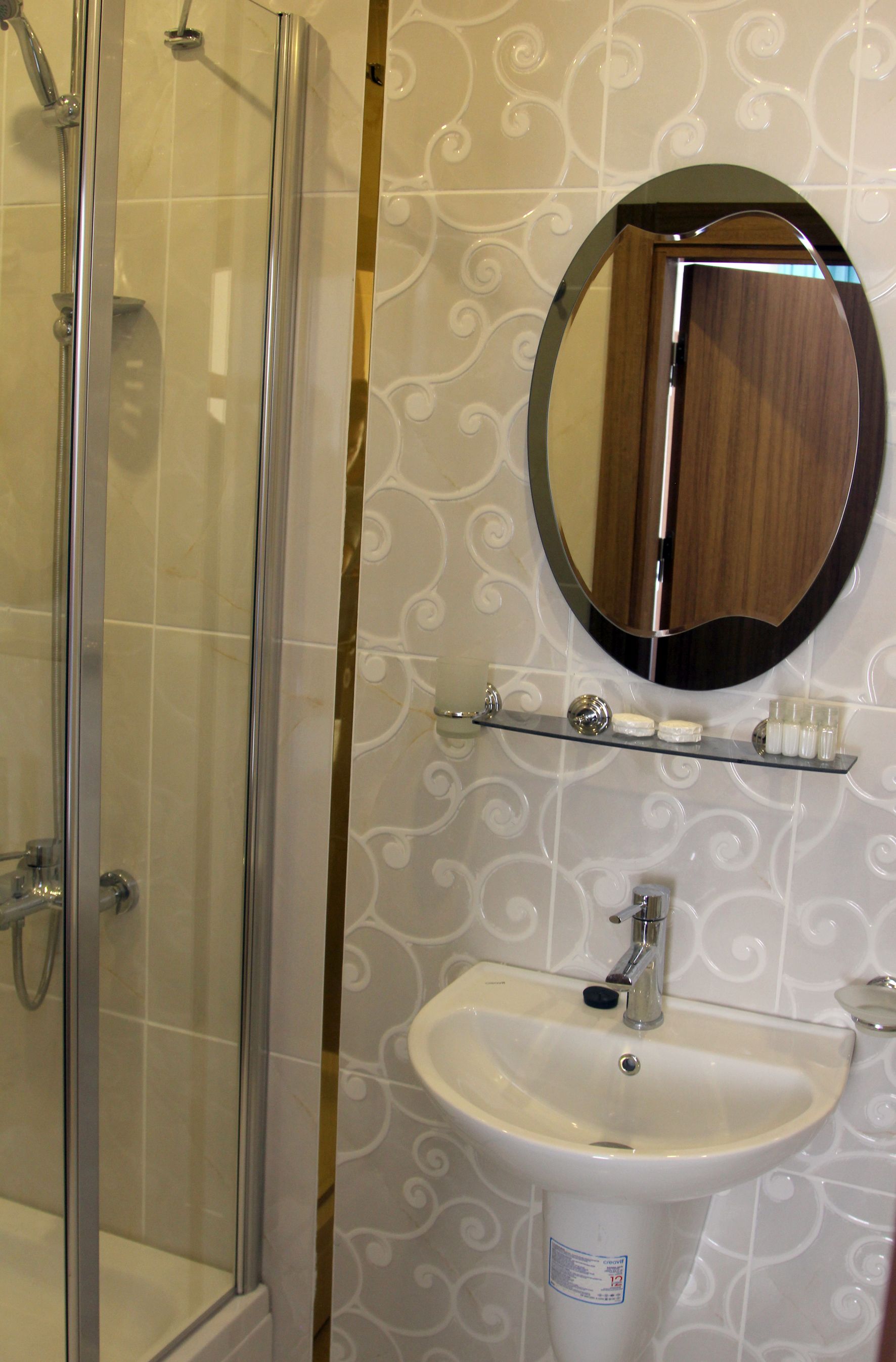 deluxe room | bathroom sink