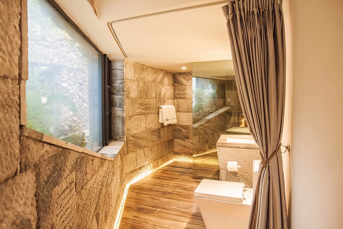 farm yard twin room | bathroom | shower, free toiletries, hair dryer, bathrobes