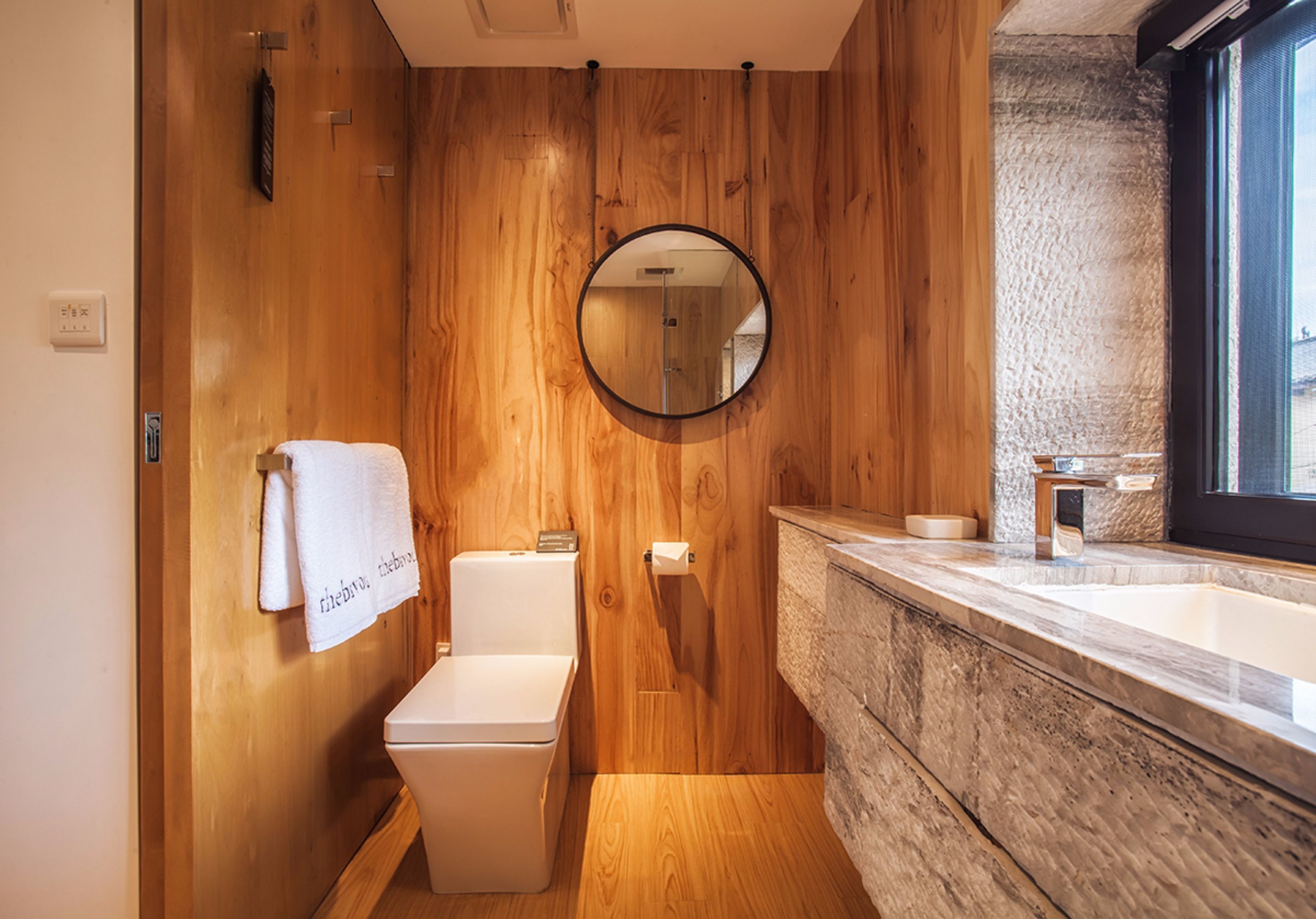 garden yard double room | bathroom amenities | shower, free toiletries, hair dryer, bathrobes