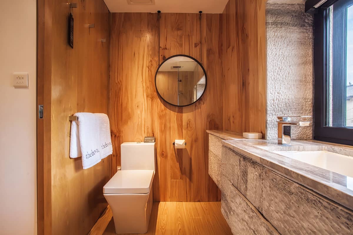 garden yard double room | bathroom amenities | shower, free toiletries, hair dryer, bathrobes