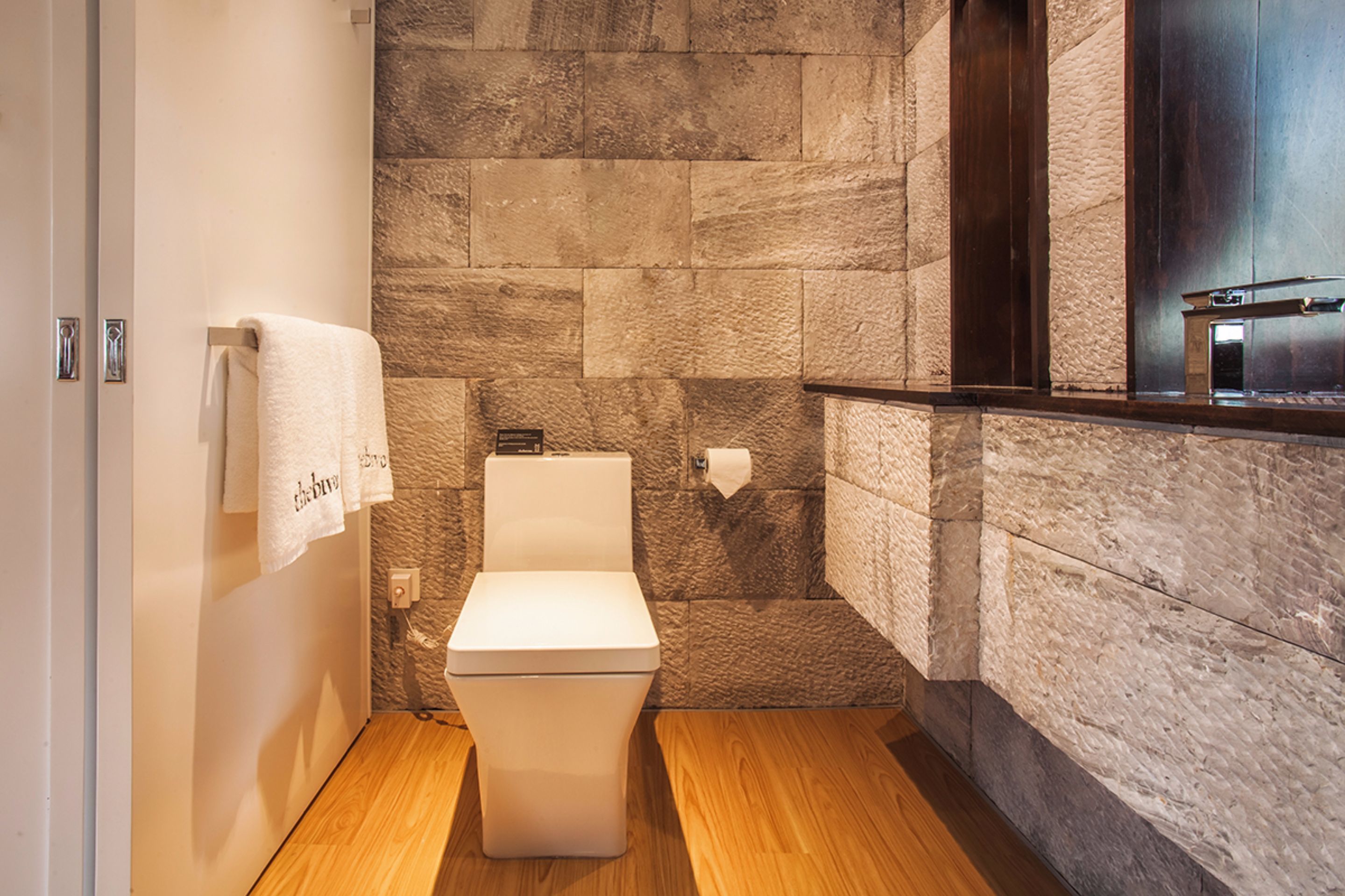 farm yard deluxe double room | bathroom | shower, free toiletries, hair dryer, bathrobes