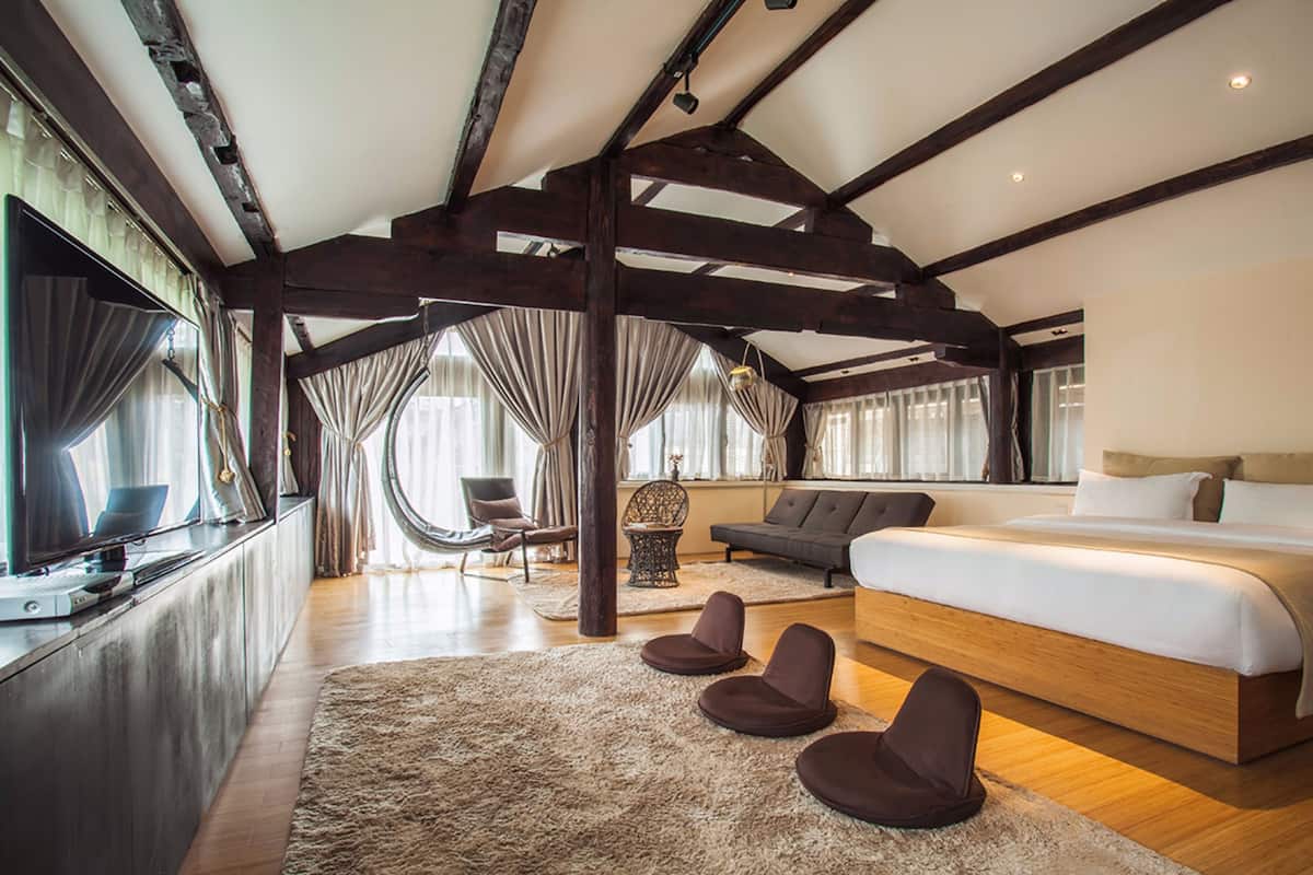 garden yard suite | minibar, in-room safe, desk, blackout curtains