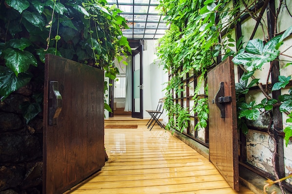 Farm Yard Junior Suite | Minibar, in-room safe, desk, blackout curtains - The Bivou Lijiang (Lijiang)