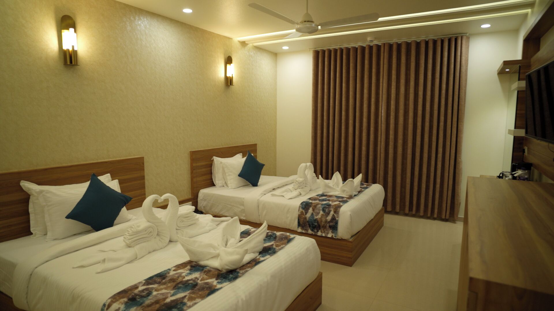 Quarto duplo luxo, 2 camas de solteiro | Roupas de cama premium, escrivaninha, espaço de trabalho para notebook