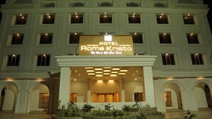Un hotel gran de diverses plantes amb un cartell ben visible que diu "Hotel Roma Cristo".