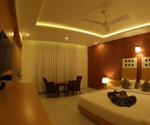 高级双人房, 1 张特大床, 无烟房 | 高档床上用品、办公桌、笔记本电脑工作区、遮光窗帘