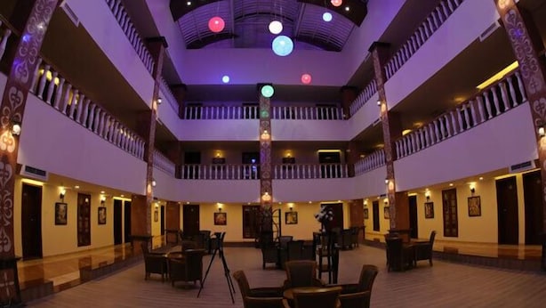 Un atrium de diversos nivells amb un espai central obert, balcons i diferents zones d'seure.