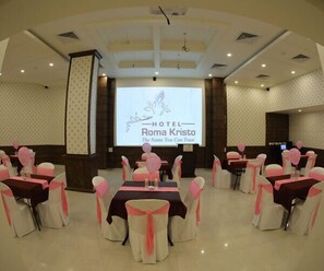 Banquet hall - Hotel Roma Kristo (Dwarka)