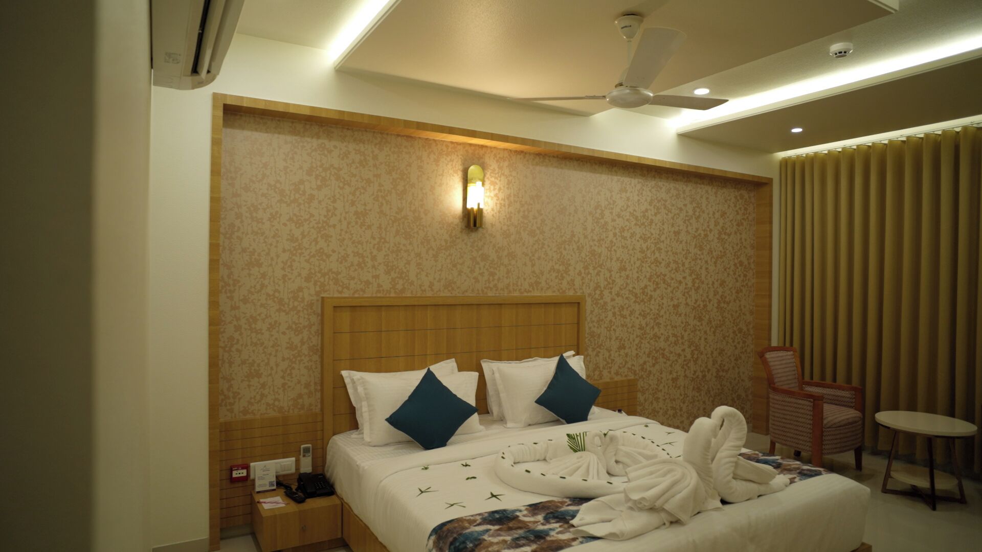 Quarto casal superior | Roupas de cama premium, escrivaninha, espaço de trabalho para notebook