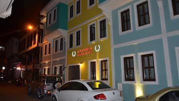 Fassade der Unterkunft – Abend/Nacht