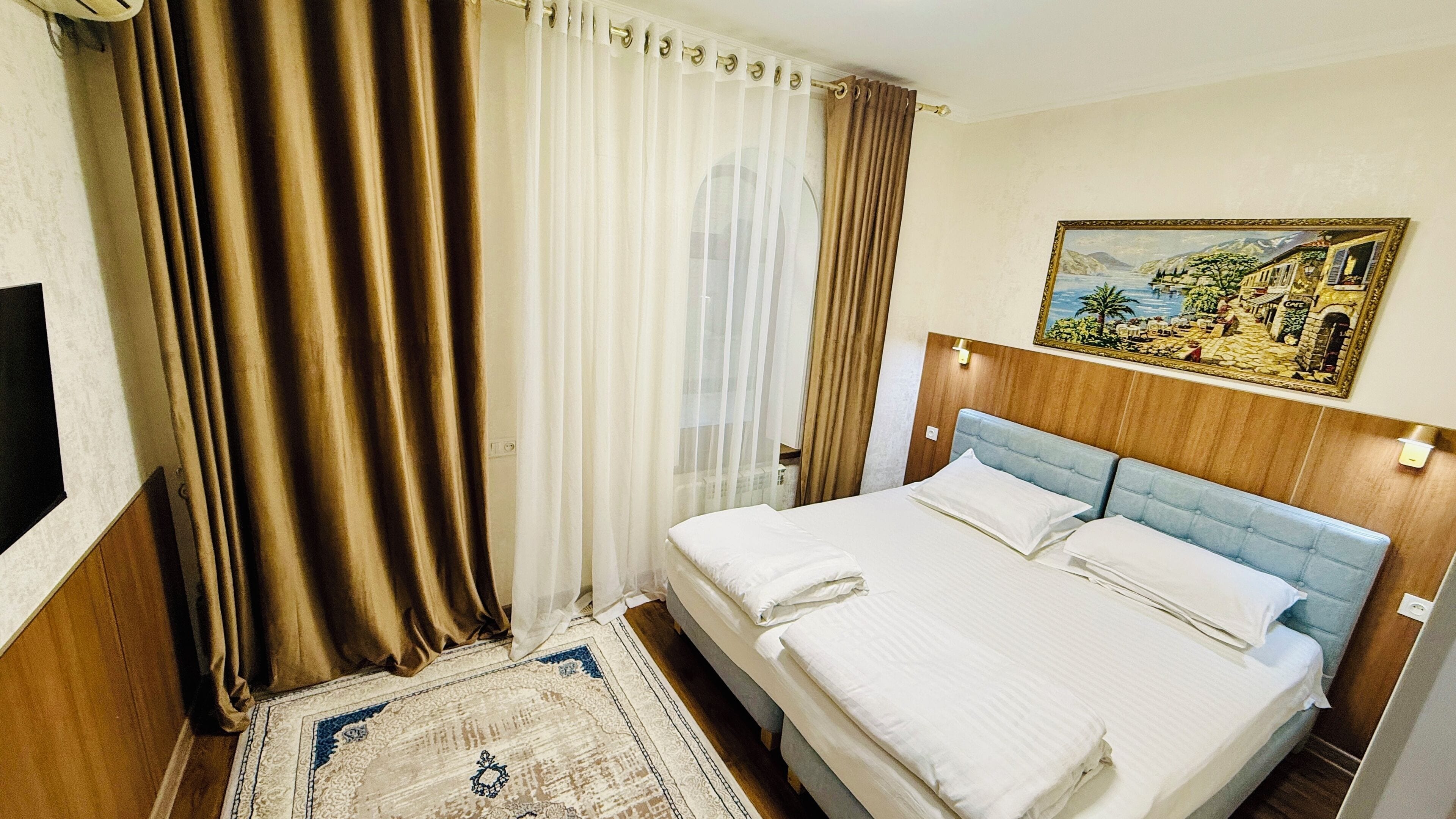 Kamar Double atau Twin Standar | Ruang kerja ramah laptop, kedap suara, dan setrika/meja setrika