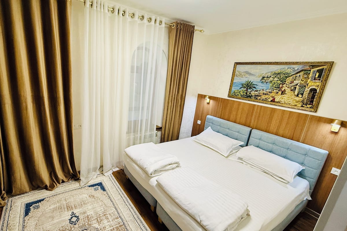 Kamar Double atau Twin Standar | Ruang kerja ramah laptop, kedap suara, dan setrika/meja setrika